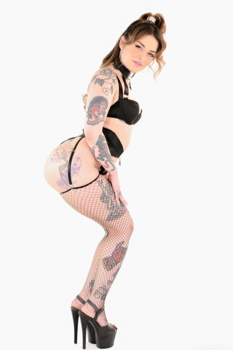 La tatuada latina Vanessa Vega practicando sexo anal