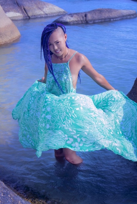 Asiatische Teenagerin Sweet Julie taucht aus dem Meer auf und zieht sich nackt aus