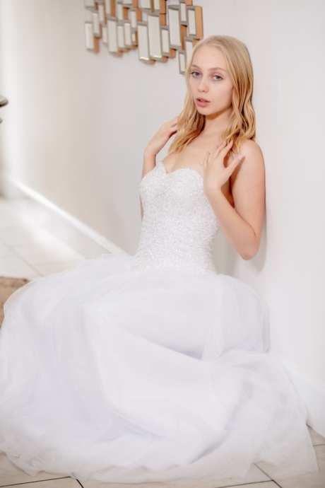 Миниатюрная блондинка Брейлин Бейли занимается сексом, надев свадебное платье своей матери