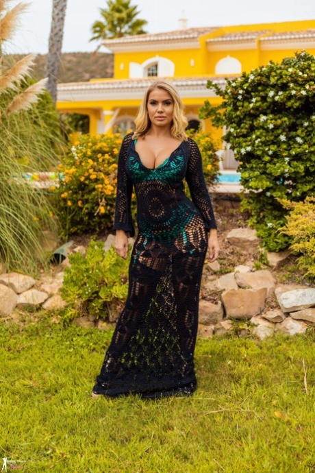 Sexy blondýnka Electra Morgan se na zahradě svléká do podvazků a nylonek
