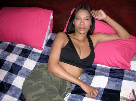 Hübsches schwarzes Mädchen Eden West macht ihr Debüt als Nacktmodell auf einem Bett