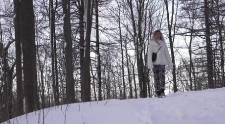 La chica rubia Jessy se suelta con una orina muy necesaria en un terreno cubierto de nieve