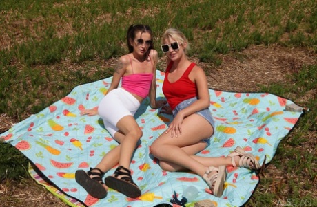 Sasha Kray e Eyla Moore fanno sesso lesbico su una coperta in un campo di contadini