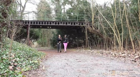 Selena och hennes flickvän båda knäböj för att ta en piss på en lantlig väg