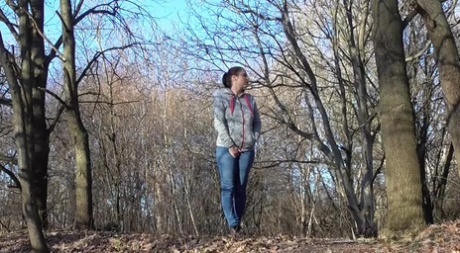La ragazza solitaria Antonia Sainz si abbassa i jeans per pisciare nel bosco