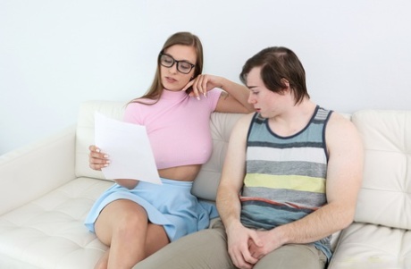 Kenzie Love onthult haar grote natuurlijke tieten terwijl ze een jongen verleidt