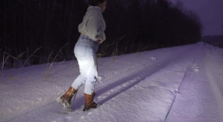 Брюнетка Джессика Стоун писает на снегу