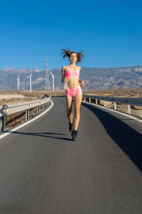 La giovane amatoriale Julieta mostra il suo corpo nudo mentre fa jogging