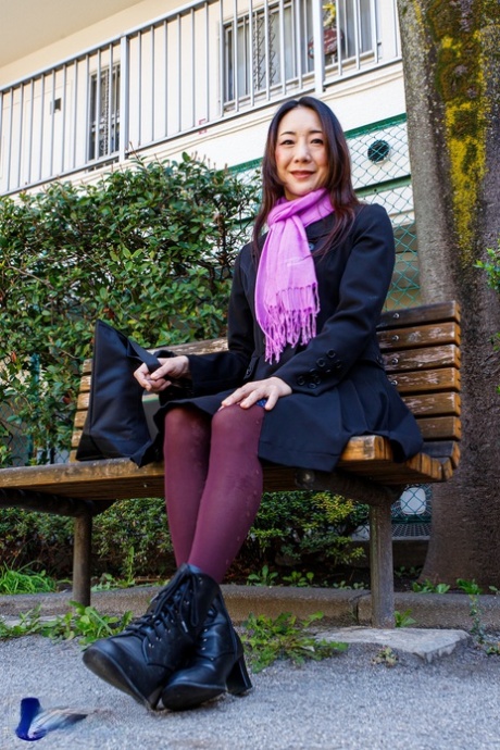 Die japanische Hausfrau Miho Wakabayashi betrügt ihren Mann mit einem jungen Mann