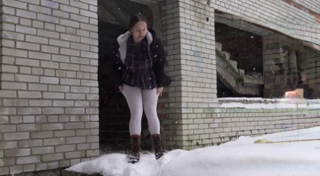 Jessica Stone wordt betrapt met haar legging naar beneden terwijl ze in de sneeuw plast