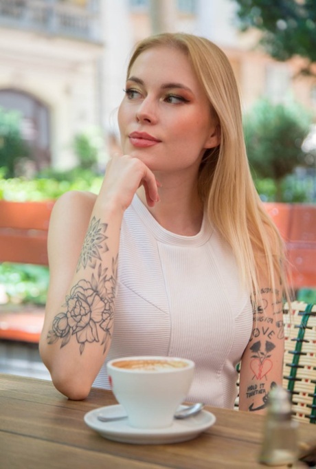 Den tatoverte blondinen Mimi Cica har hardcore sex med kjæresten sin.