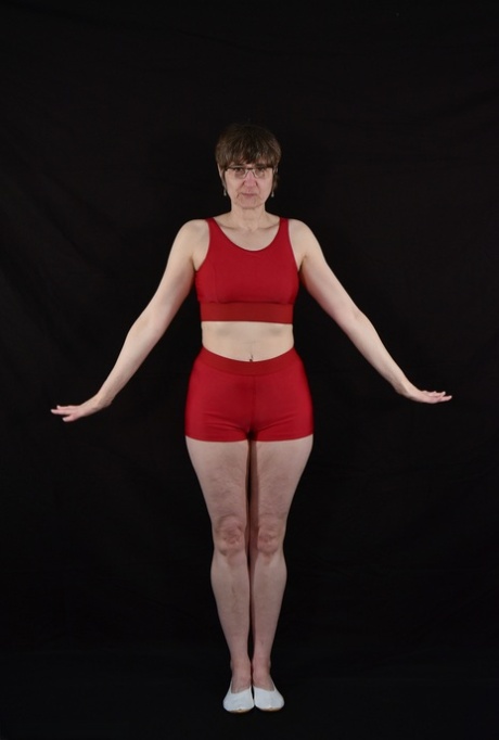 Amateurvrouw Hotmilf gaat topless terwijl ze rode spandex shorts draagt