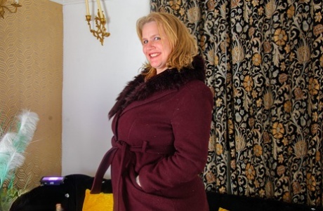 Moden fed med rødt hår Katie Kay Lane sidder på hug på en dildo i nylonstrømper