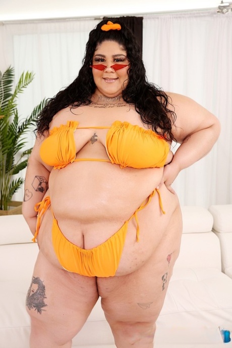 Brunette SSBBW Crystal Blue kaster bikinien for å kle seg helt naken.