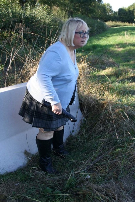 Den overvægtige blondine Lexie Cummings leger med sin fisse over en betonbarriere