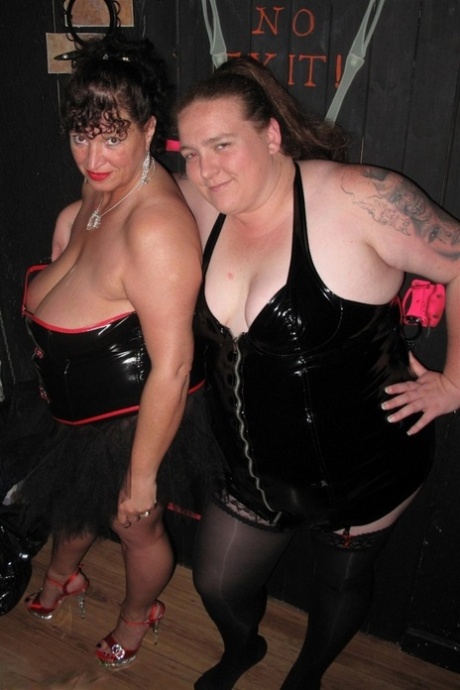 Тучные женщины участвуют в лесбийских сексуальных играх, находясь в подземелье
