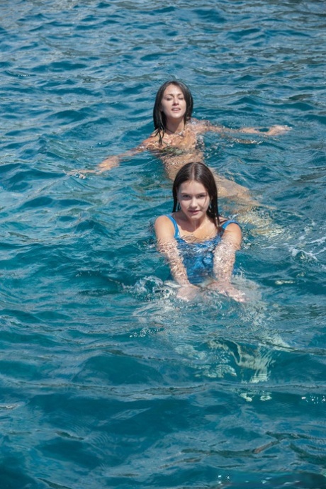 As lésbicas adolescentes Matty e Lana Grand ficam nuas nas rochas depois de darem um mergulho