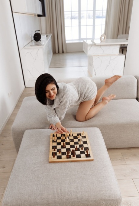 Seksowna Leo Ahsoka ma idealną strategię na wygranie każdej partii szachów.