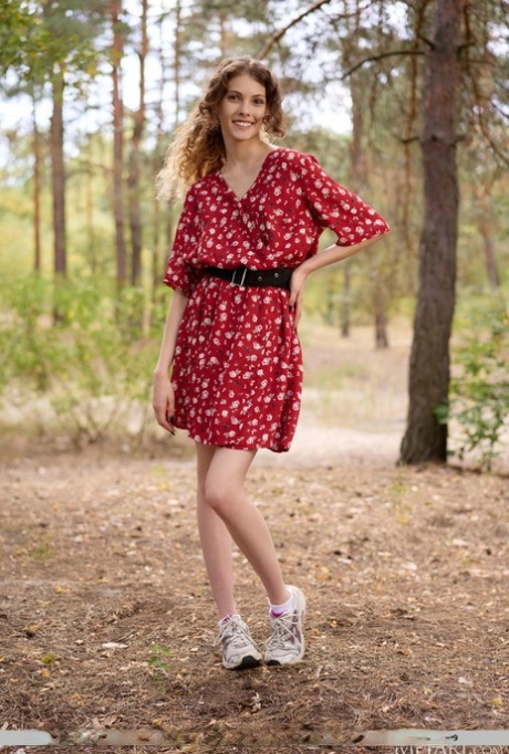 Lieve tiener Lisa Bon schommelt met haar lekkere kontje terwijl ze naakt door het bos gaat