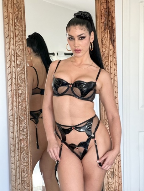 Sexy Brünette Queenie Sateen posiert vor einem Spiegel vor Hardcore POV Sex