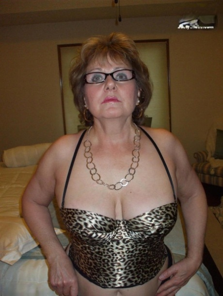 Reife Frau Busty Bliss modelliert sexy Dessous und trägt einen Tanga