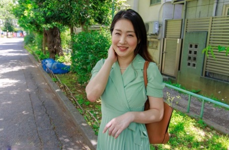 Den japanske kone Megumi Satuki kysser sin mand farvel før sex med en dreng