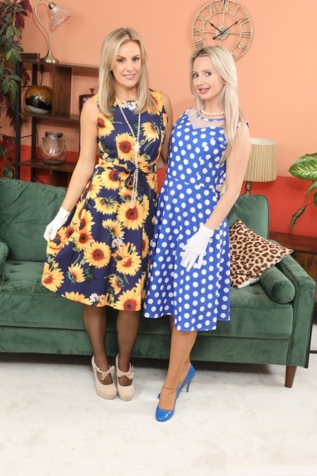 Brittiska lesbiska kvinnor med blont hår Gina B och Amy Green är topless i nylonstrumpor