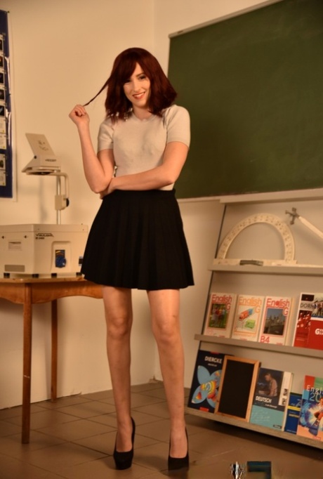 Den sexy læreren Lisa har sex med en mannlig elev på en pult i klasserommet.