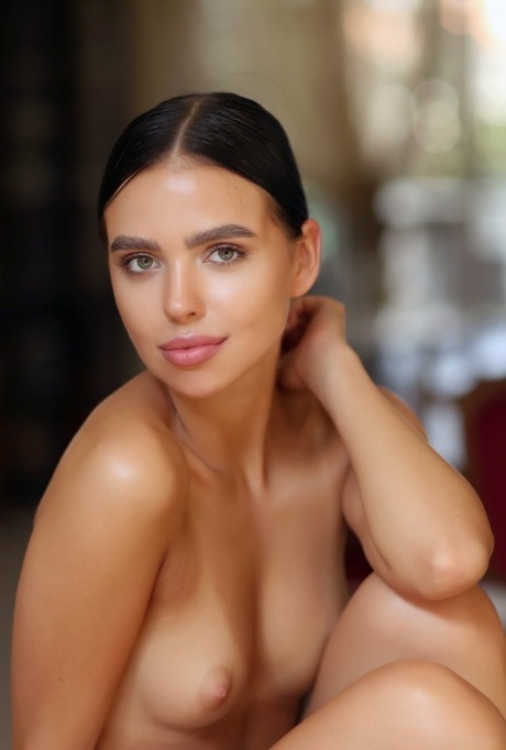 La bella teenager bruna Venice Lei modella completamente nuda su un tavolo da pranzo