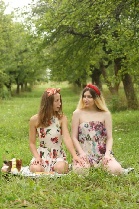 Jonge meisjes Amy & Suna hebben lesbische seks terwijl ze picknicken in een boomgaard
