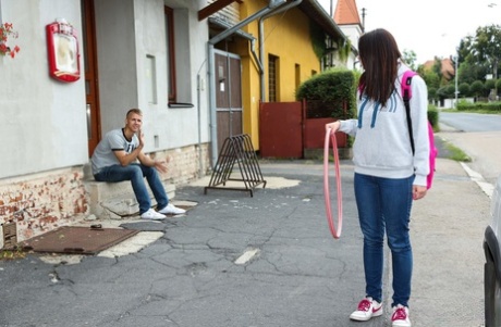 Menina adolescente com grandes mamas naturais bate num companheiro no campo relvado