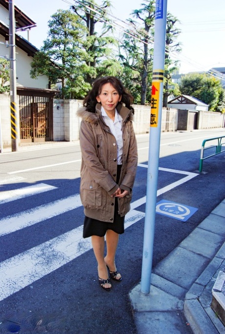 Den modne japanske dame Mako Shinozuka smider tøjet før POV-sex