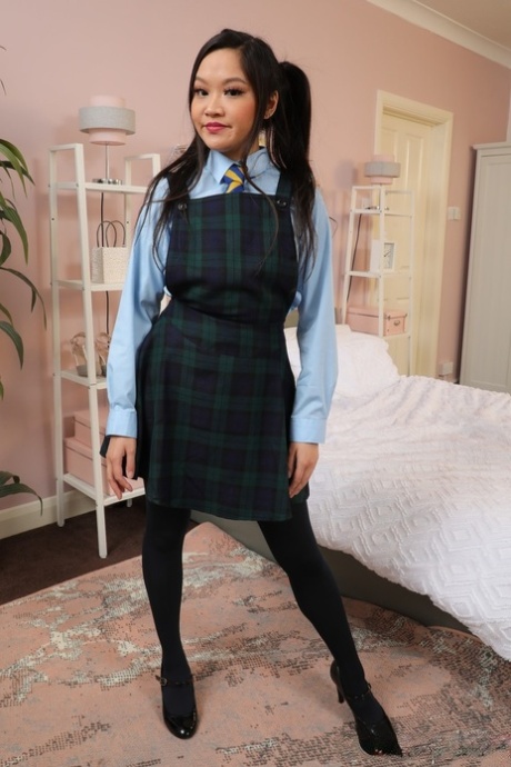 Louisa Lu von Only Opaques in einer College-Uniform mit einem süßen Minikleid und