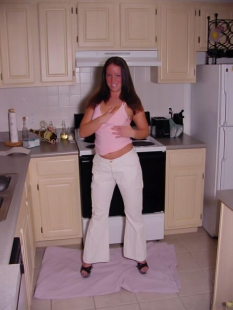 Kinky Florida Amatør Teen Chynna tisser i buksernePisser,Puffede brystvorter,Teen