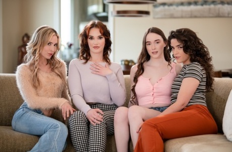 Donne lesbiche fanno un incontro a quattro con la figliastra di altre donne