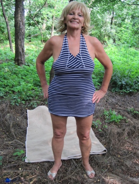 Dojrzała blondynka Sally G uprawia seks POV na kocu w lesie