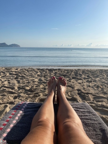Blonde amateur Sweet Susi toont haar mooie voeten op het strand en thuis