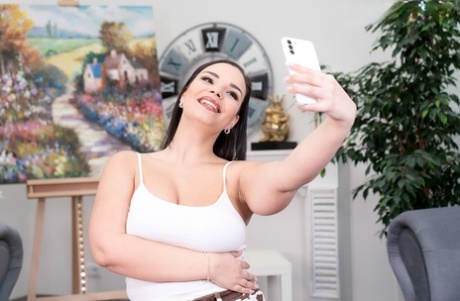 Den smukke brunette Sofia Lee tager selfies, før hun viser sine naturlige bryster frem
