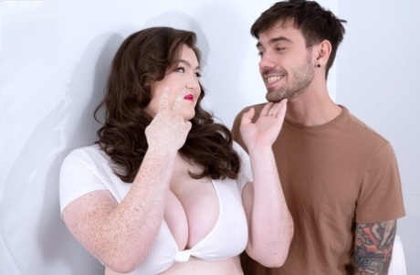 ブルネットのBBW、ニッキー・バスティーが前戯アクションで巨乳を弄られる