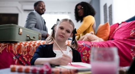 Blonde Tiener Coco Lovelock heeft hardcore seks met haar ebony stiefvader