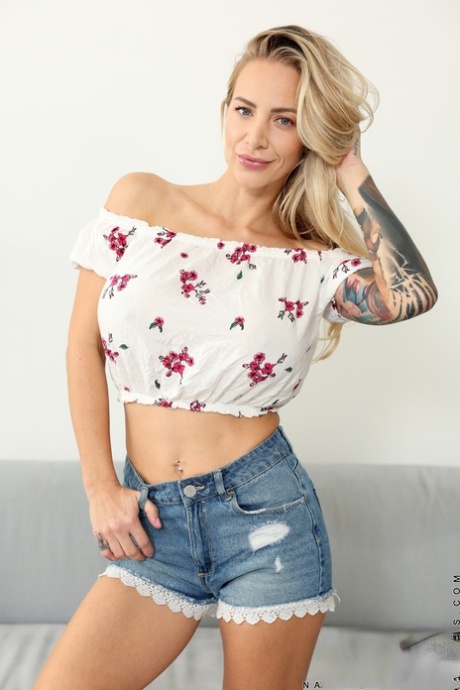 Den tatoverede blondine Nathaly Cherie viser sine falske bryster frem, mens hun er nøgen