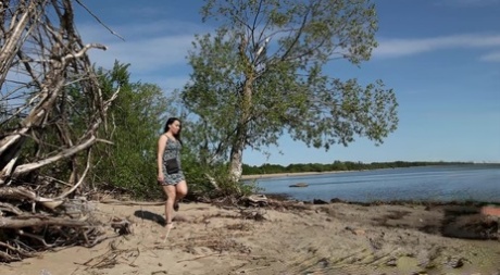 Brunette chick Anarid gets betrapt pissing op een strand tijdens de dag