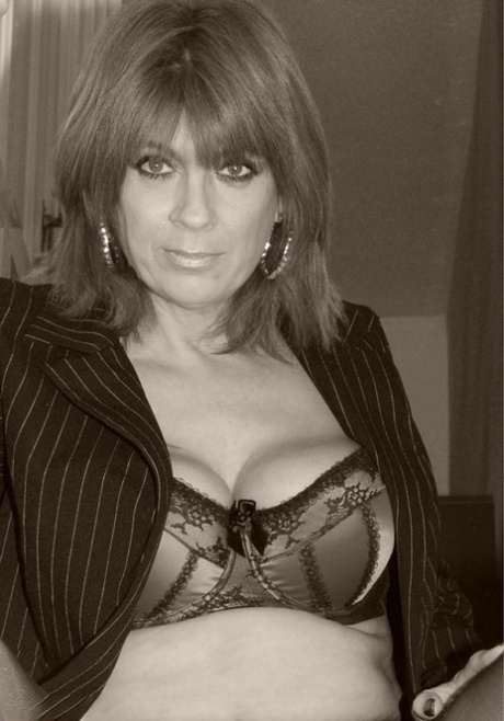 A sensual MILF Dimonty é modelo para uma sessão fotográfica de provocação com o blazer desabotoado