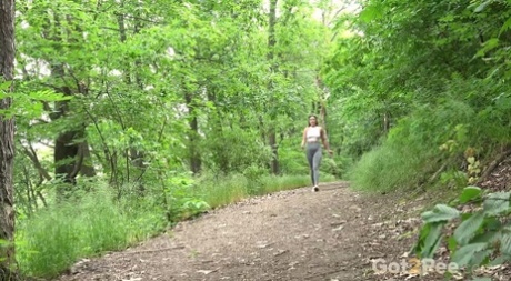 白种女孩朱莉娅-诺斯（Julia North）脱下紧身裤在树林中的小路上撒尿