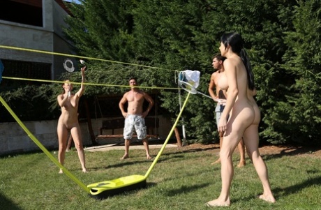 Antonia Sainz og en venninne har firersex med mennene sine ved et basseng.