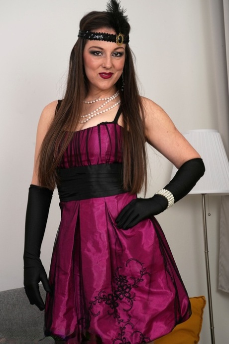 30 多岁的小妞瓦伦蒂娜-罗斯（Valentina Ross）戴着黑手套展示她的天然阴部