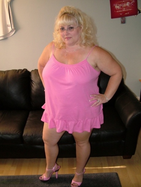 Die blonde Fatty Taffy Spanx befreit ihre großen Titten und ihre kahle Fotze aus einem rosa Kleid