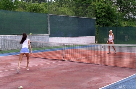 Lesbische meisjes hebben seks op een tennisbaan na het strippen tijdens een wedstrijd