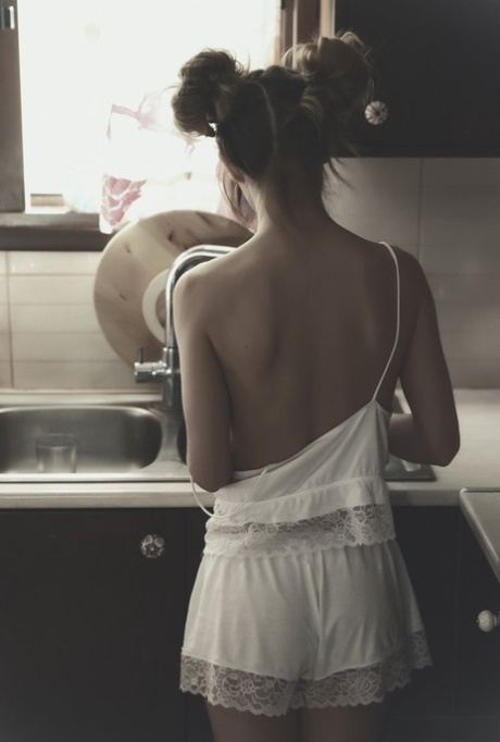 Junge Hottie Nedda twerks während meist nackt in einer Küchenspüle