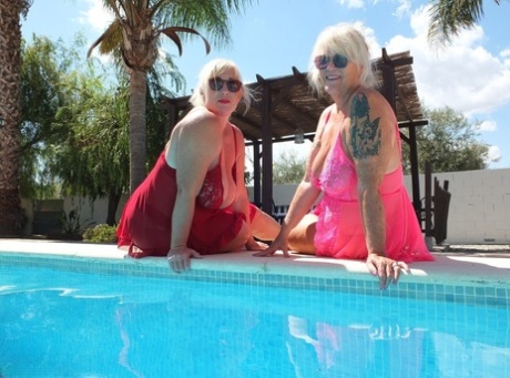 La rubia mayor con sobrepeso Melody besa a su novia lesbiana cerca de una piscina